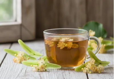 Infusión de tila natural para calmar los nervios