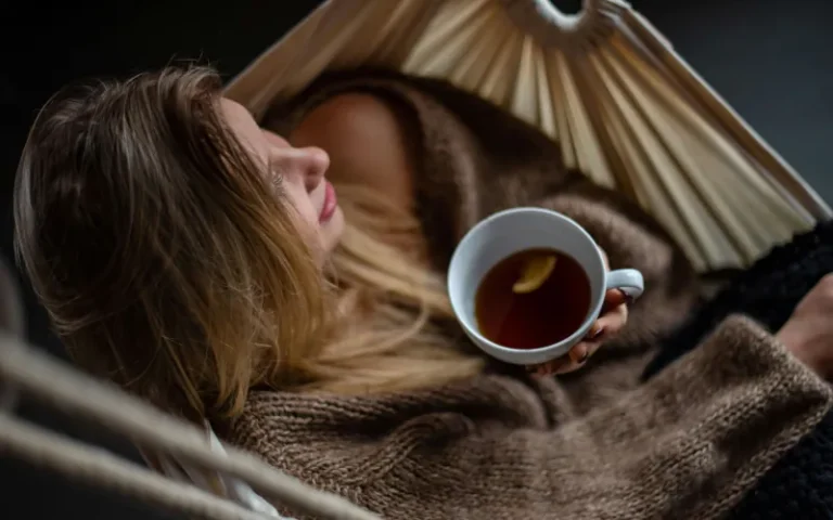 Taza de infusión relajante en un ambiente acogedor
